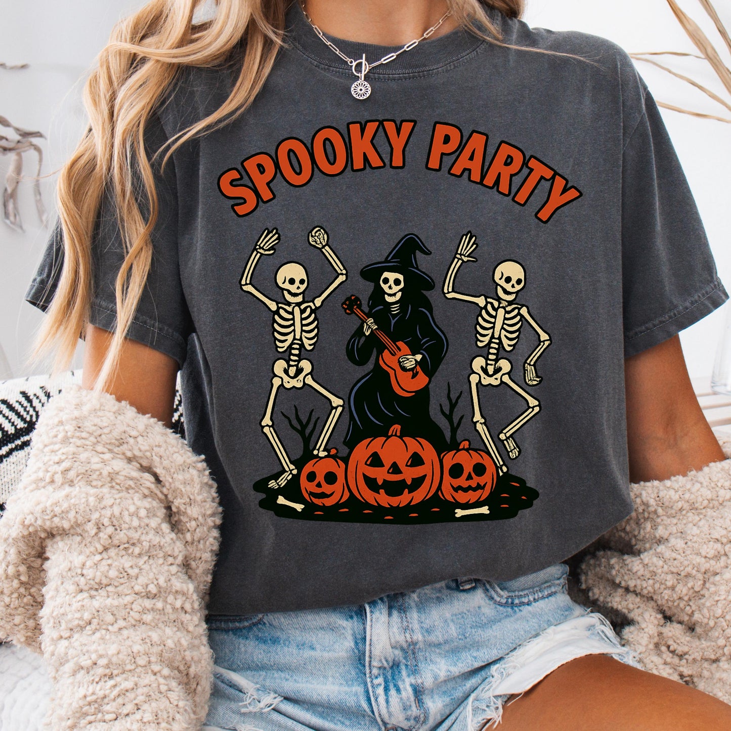 Halloween T-Shirt – Spooky Party Shirt With Dancing Skeletons & Pumpkin Graphic